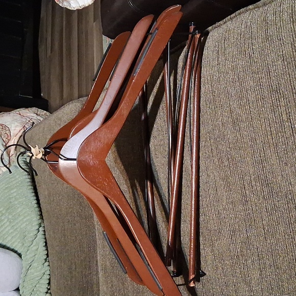 Set Of 4 Wooden Hangers - Picture 2 of 3